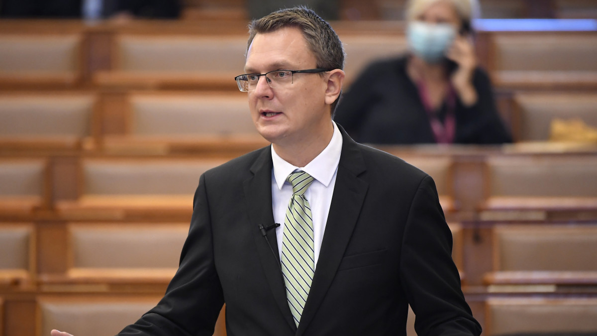 Rétvári Bence, az Emberi Erőforrások Minisztériumának parlamenti államtitkára napirend előtti felszólalásra válaszol az Országgyűlés plenáris ülésén 2020. október 20-án.