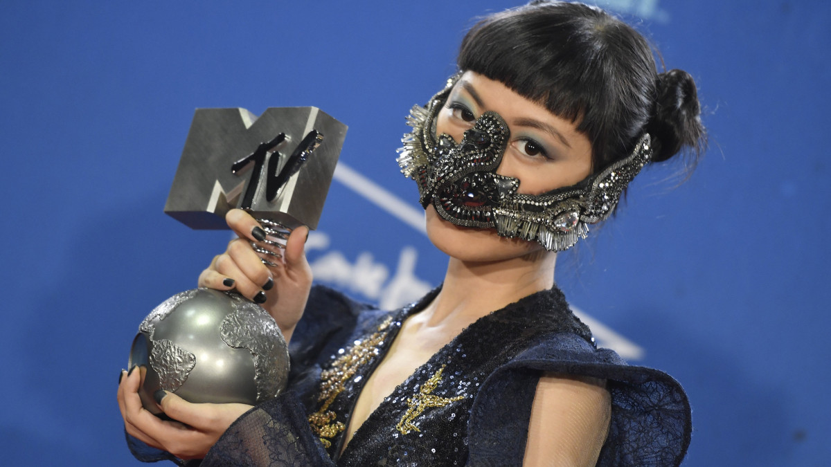 Jasmine Sokko szingapúri énekesnő kezében elismerésével az MTV Európai Zenei Díjainak átadási ünnepségén Sevillában 2019. november 3-án.
