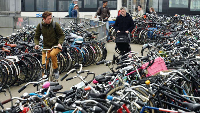 Amszterdamban virágokkal védik a bringáktól a hidakat