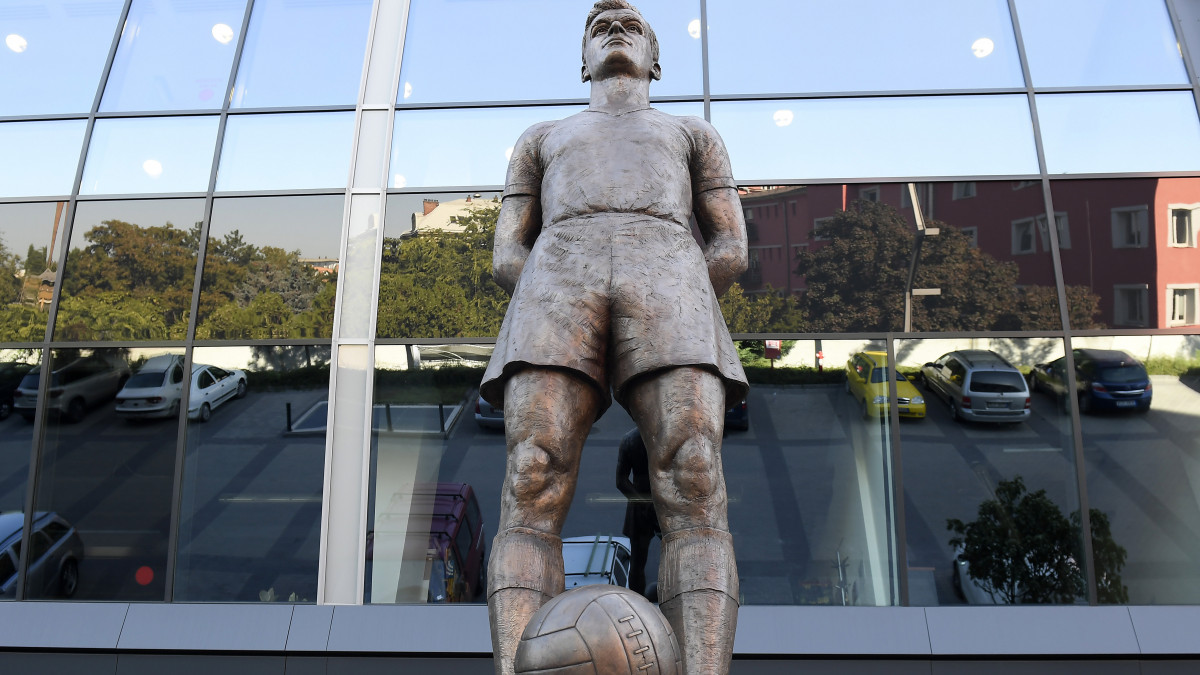 Kocsis Sándor labdarúgó szobra a Groupama Aréna főbejáratánál 2019. szeptember 22-én. Az 1929. szeptember 21-én született sportoló szobrát, Lelkes Márk alkotását, az Aranycsapat, a Ferencváros, a Budapesti Honvéd, majd az FC Barcelona játékosa születésének 90. évfordulóján avatták fel.