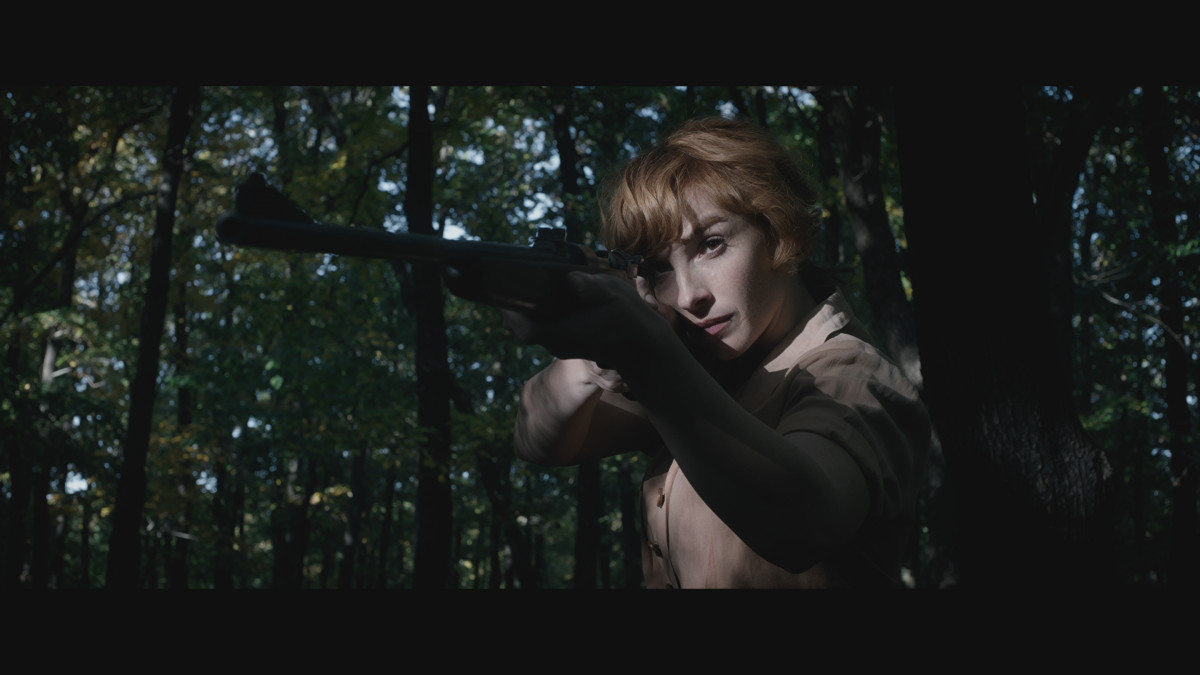 Kerekes Vica fegyverrel a kezében az Apró mesék című, II. világháború után játszódó filmben.