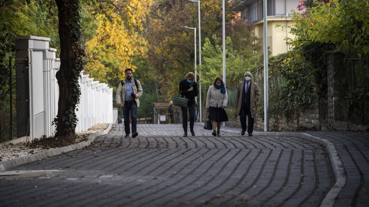 A Budapesti Útépítési Program támogatásával 200. útszakaszként elkészült Gyógyfű utca az átadás napján, 2020. október 22-én.