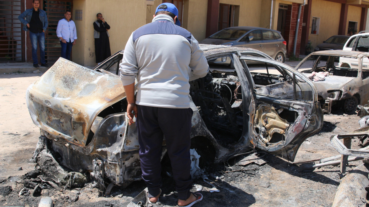 Az éjszakai rakétatámadásban megsemmisült járművek egyike a líbiai főváros, Tripoli Abu Szalim negyedében 2019. április 17-én. Fájez esz-Szarrádzs, a líbiai egységkormány vezetője Halífa Haftar tábornoknak, a kelet-líbiai hadsereg vezetőjének a katonáit tette felelőssé a Tripoli elleni rakétatámadásért, amelyben legkevesebb négyen életüket vesztették és sokan megsérültek. Az ország keleti részét uraló Haftar tábornok április negyedikén indult Tripoli ellen, ahol a nemzetközi segítséggel felállított egységkormány működik.