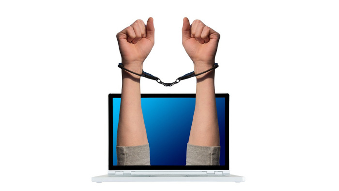 Franciaországban büntetendő lesz az internetes uszítás