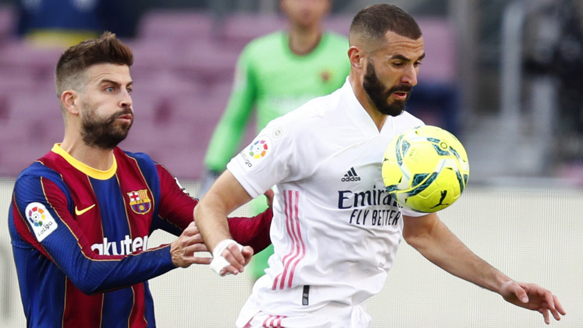 Karim Benzema, a Real Madrid játékosa (j) és Gerard Pique, az FC Barcelona játékosa a spanyol első osztályú labdarúgó-bajnokság 2020. október 24-i mérkőzésén a barcelonai Camp Nou stadionban.