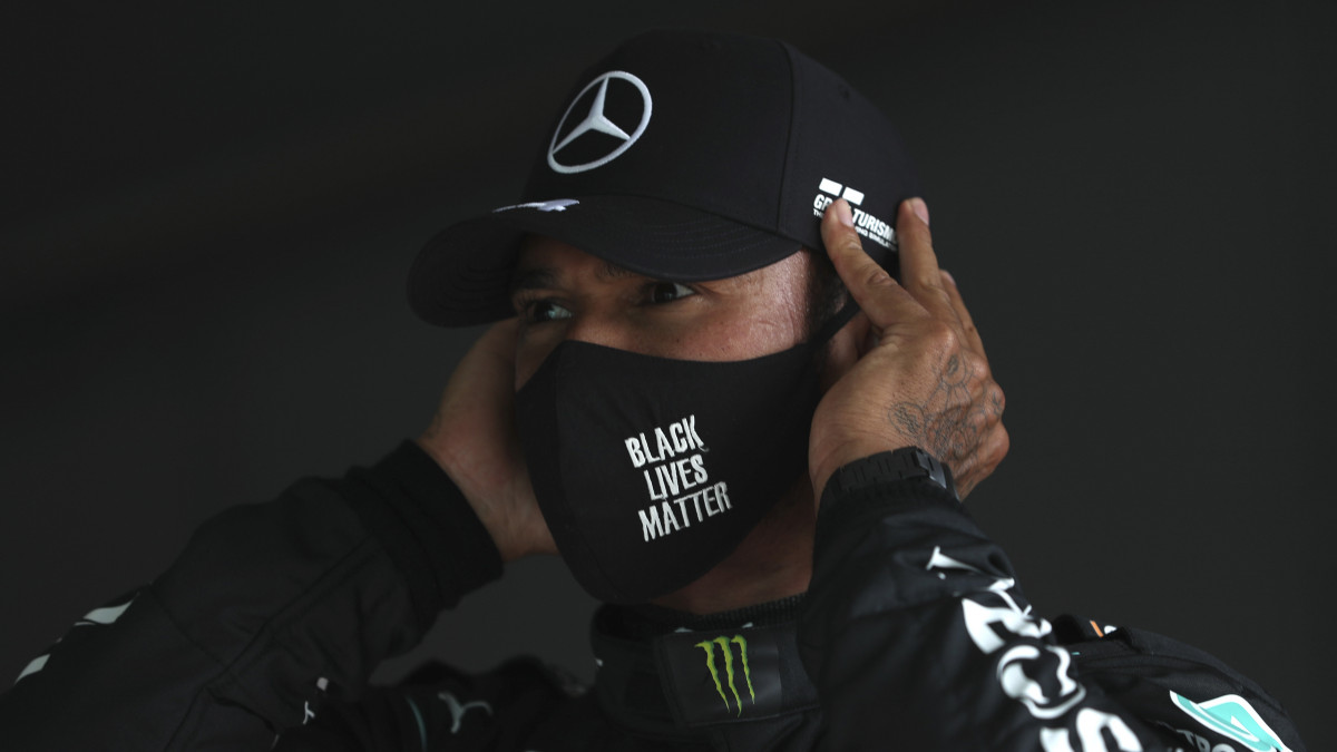 Lewis Hamilton, a Mercedes brit versenyzője, miután megnyerte a Forma-1-es autós gyorsasági világbajnokság Portugál Nagydíjának időmérő edzését az algarvei pályán a dél-portugáliai Portimaóban 2020. október 24-én. A futamot október 25-én rendezik.