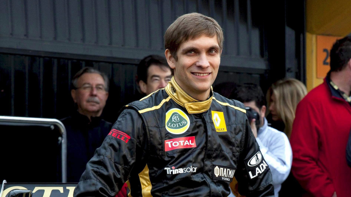 Cheste, 2011. január 31.Vitalij PETROV, a Lotus orosz versenyzője a csapat új, a 2011-es Forma-1-es autós gyorsasági világbajnokságra megalkotott R31-es jelzésű autóján ül az új modell bemutatóján a Valencia közelében fekvő Cheste Ricardo Tormo pályáján 2011. január 31-én. (MTI/EPA/Biel Alino)