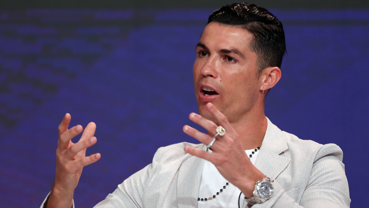Cristiano Ronaldo portugál labdarúgó drágakövekkel kirakott órát és gyűrűket visel a 14. Dubaji Nemzetközi Sportkonferencián az Egyesült Arab Emírségek fővárosában 2019. december 28-án.