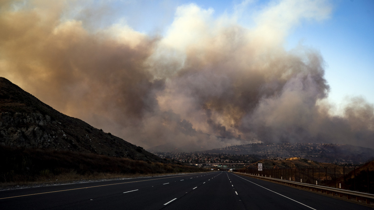 Bozóttűz pusztít a kaliforniai Yorba Linda közelében 2020. október 26-án. Gavin Newsom kormányzó rendelete nyomán kilencvenezer embernek kellett elhagynia az otthonát a tűzvészek miatt.