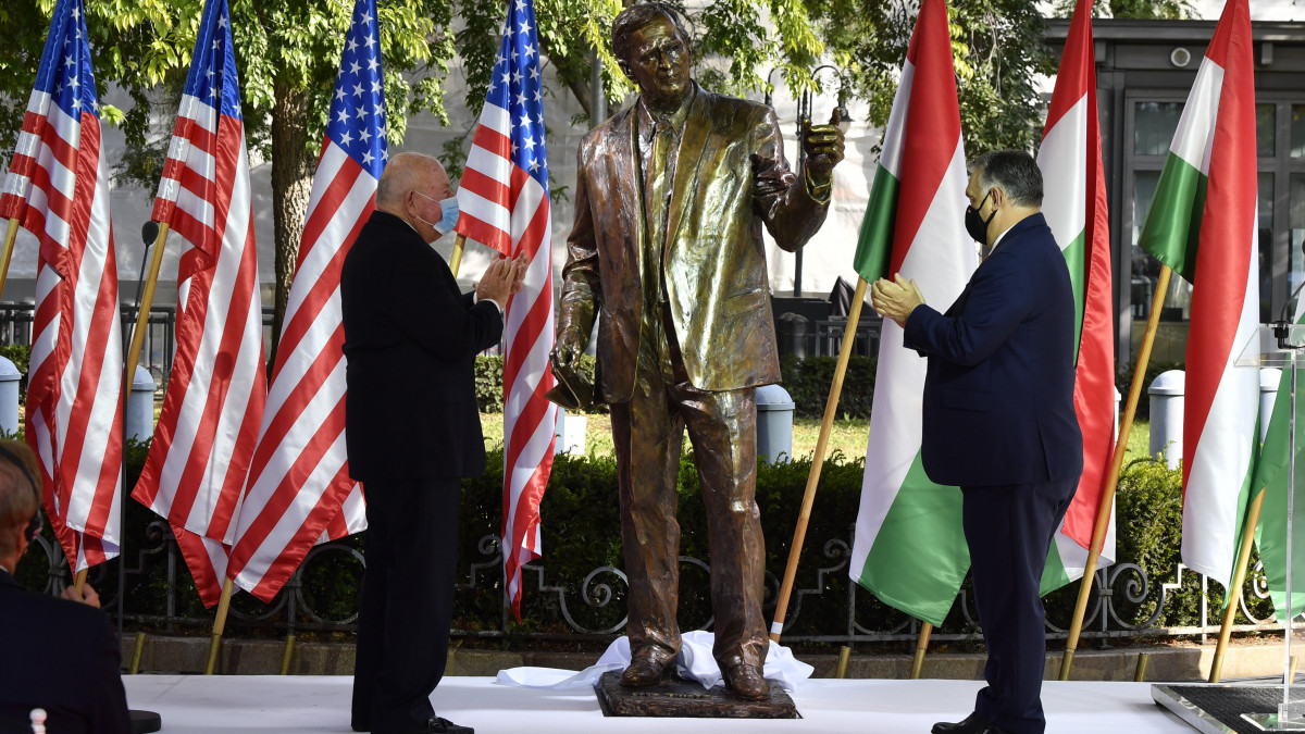 Orbán Viktor miniszterelnök (j) és David Cornstein amerikai nagykövet (b) a George H. W. Bush, az Amerikai Egyesült Államok 41., néhai elnökének tiszteletére emelt szobor ünnepélyes avatásán a budapesti Szabadság téren 2020. október 27-én.