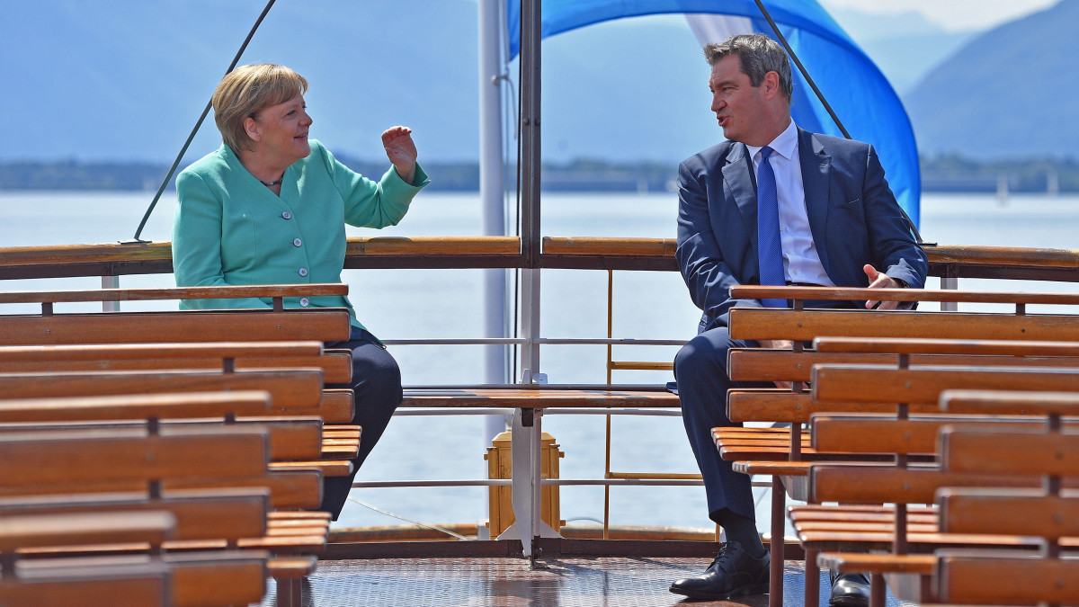 Angela Merkel német kancellár és Markus Söder bajor tartományi miniszterelnök a bajor kormány ülésére utazik hajón Prien am Chiemseeben 2020. július 14-én.