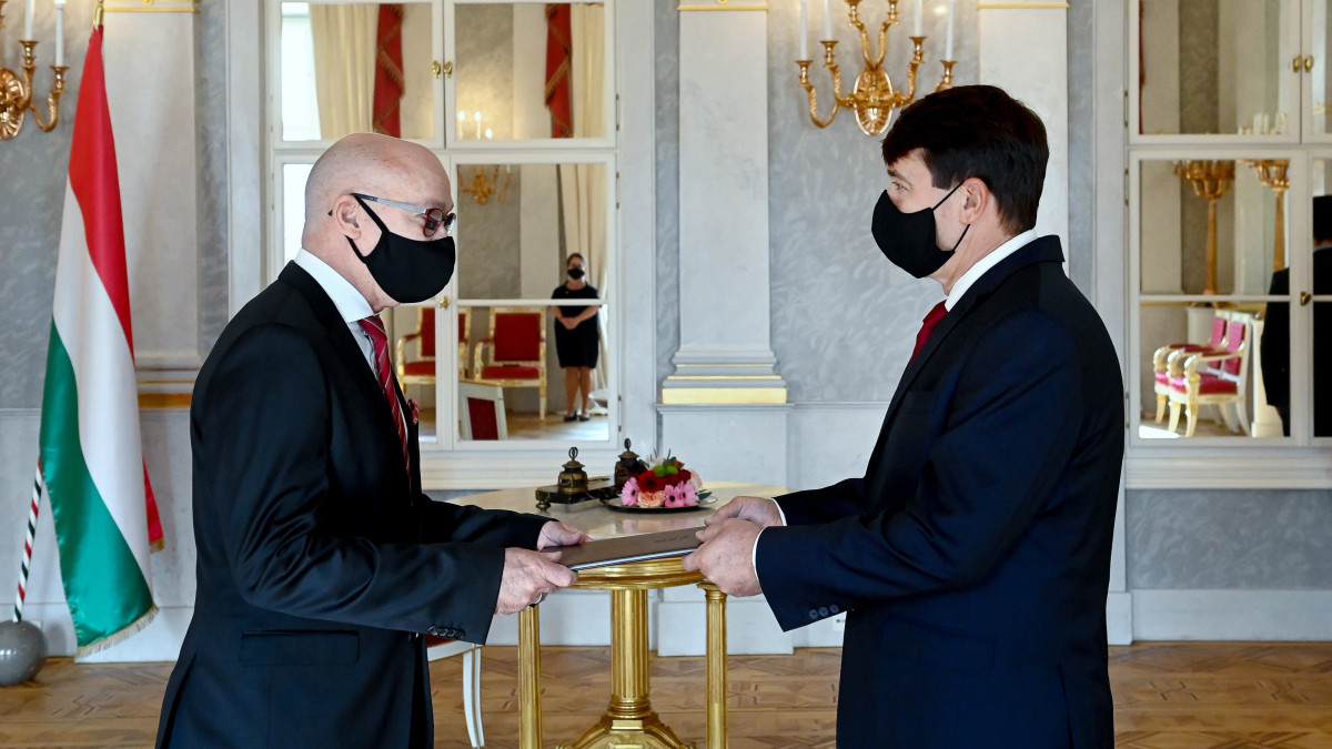 Péterfalvi Attila, a Nemzeti Adatvédelmi és Információszabadság Hatóság elnöke átveszi a kinevezését Áder János köztársasági elnöktől a Sándor-palotában 2020. október 28-án.