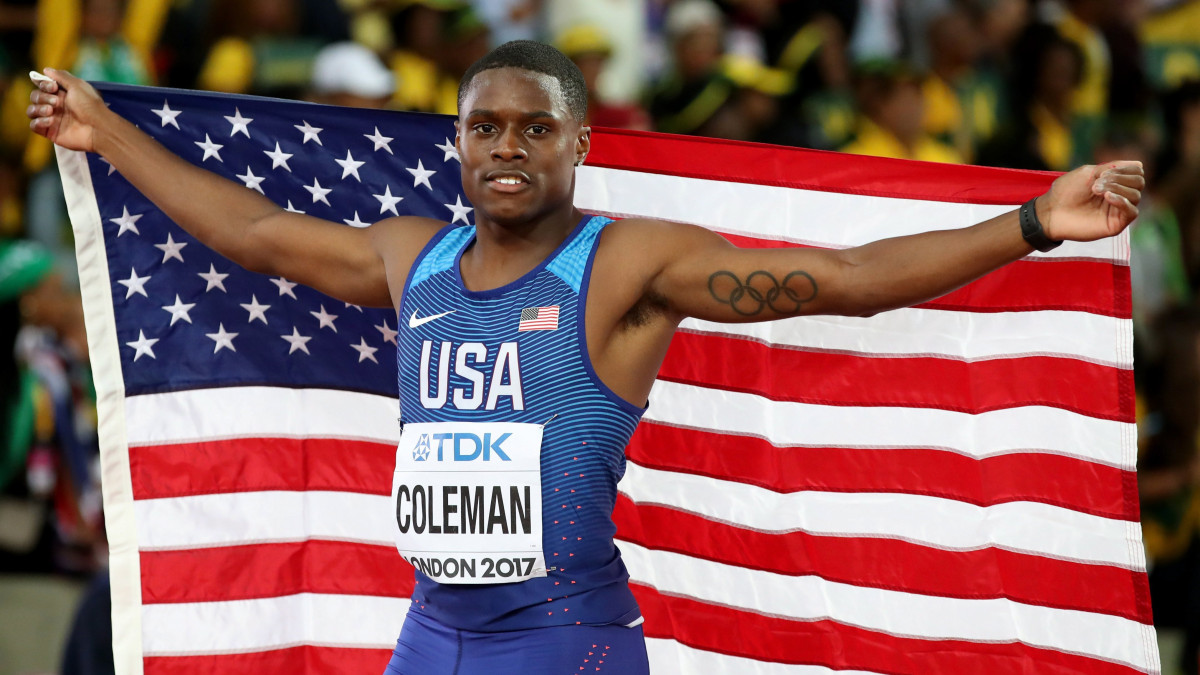 A férfi 100 méteres síkfutásban ezüstérmes amerikai Christian Coleman zászlóval ünnepel a 16. szabadtéri atlétikai világbajnokságon a London Stadionban 2017. augusztus 5-én. 