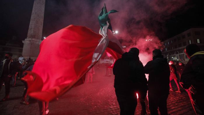 Forrongó Olaszország: gasztroellenzékiek és maffia-szervezte tüntetés – videó