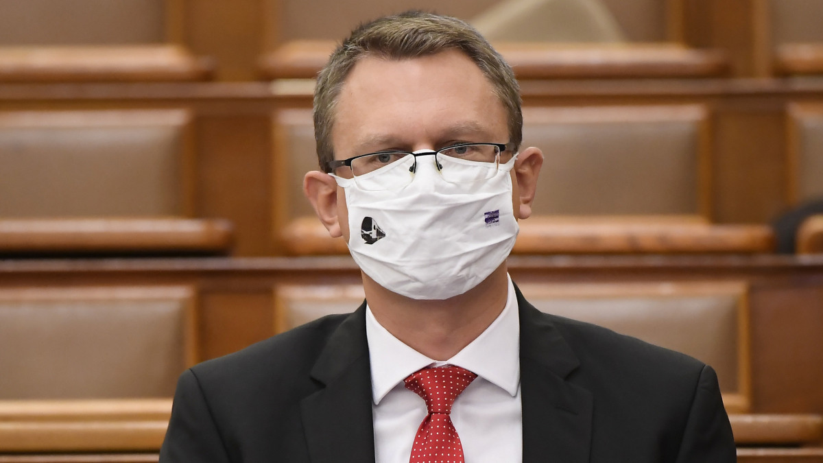 Rétvári Bence, az Emberi Erőforrások Minisztériumának parlamenti államtitkára védőmaszkot visel a koronavírus-járvány miatt az Országgyűlés plenáris ülésén 2020. október 12-én.