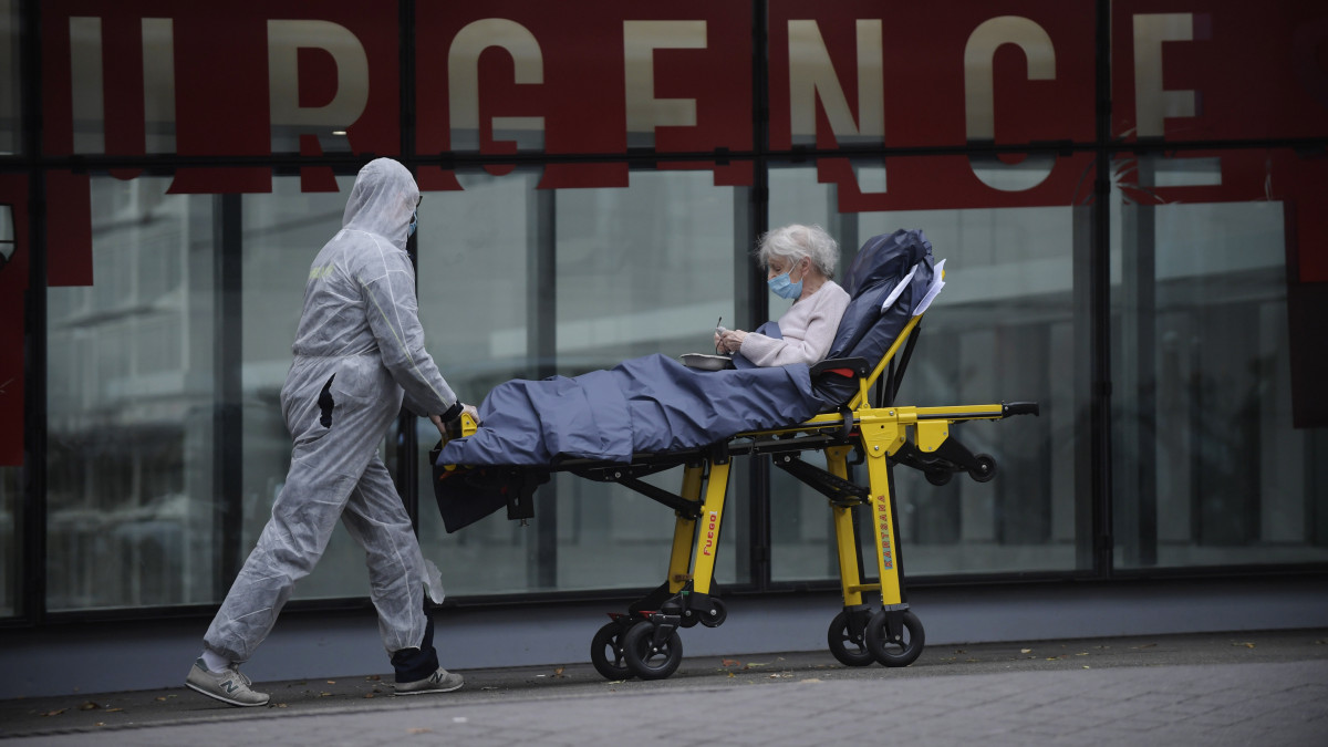 A koronavírus-járvány miatt védőmaszkot viselő beteg és ápoló a párizsi Tenon Kórházban 2020. október 28-án.
