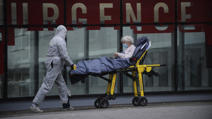 Betegeket evakuálnak Párizsból