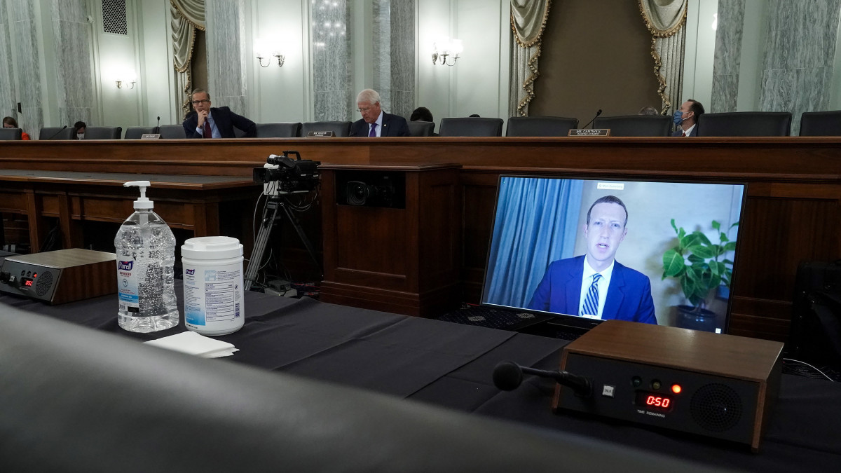 Mark Zuckerberg, a Facebook internetes közösségi portál vezérigazgatója egy képernyőn, az amerikai kongresszus washingtoni épületében, a Capitoliumban a szenátus kereskedelmi bizottsága által tartott távmeghallgatáson 2020. október 28-án. A szenátus a Twitter, a Facebook és a Google vezérigazgatóit hallgatta meg.