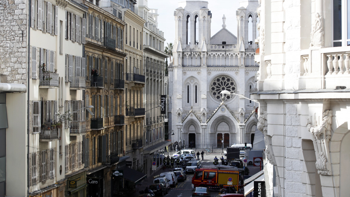Rendőrök a nizzai Notre-Dame-bazilika közelében elkövetett késes támadás helyszínén 2020. október 29-én. Sajtóhírek szerint a támadásban három ember életét vesztette, többen megsebesültek.
