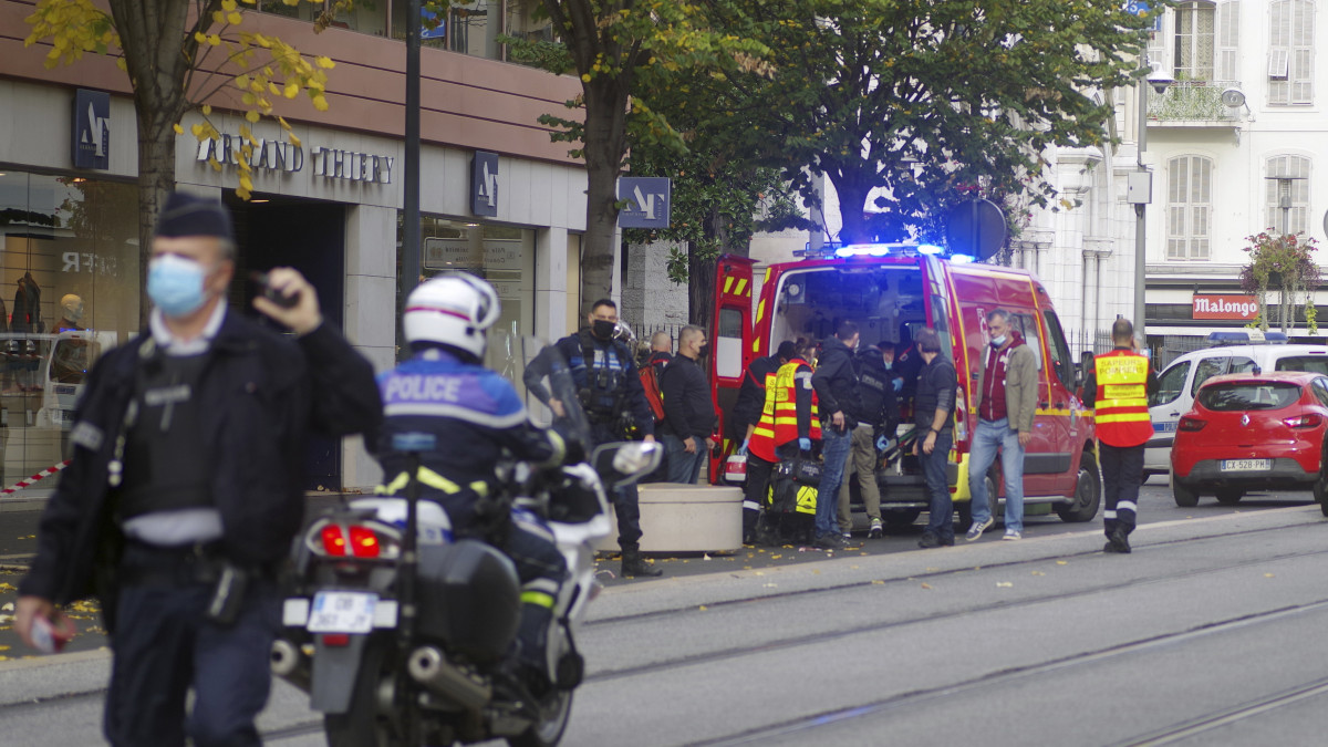 Rendőrök és tűzoltók a nizzai Notre-Dame-bazilikánál elkövetett késes támadás helyszínén 2020. október 29-én. Sajtóhírek szerint a támadásban három ember életét vesztette, többen megsebesültek.