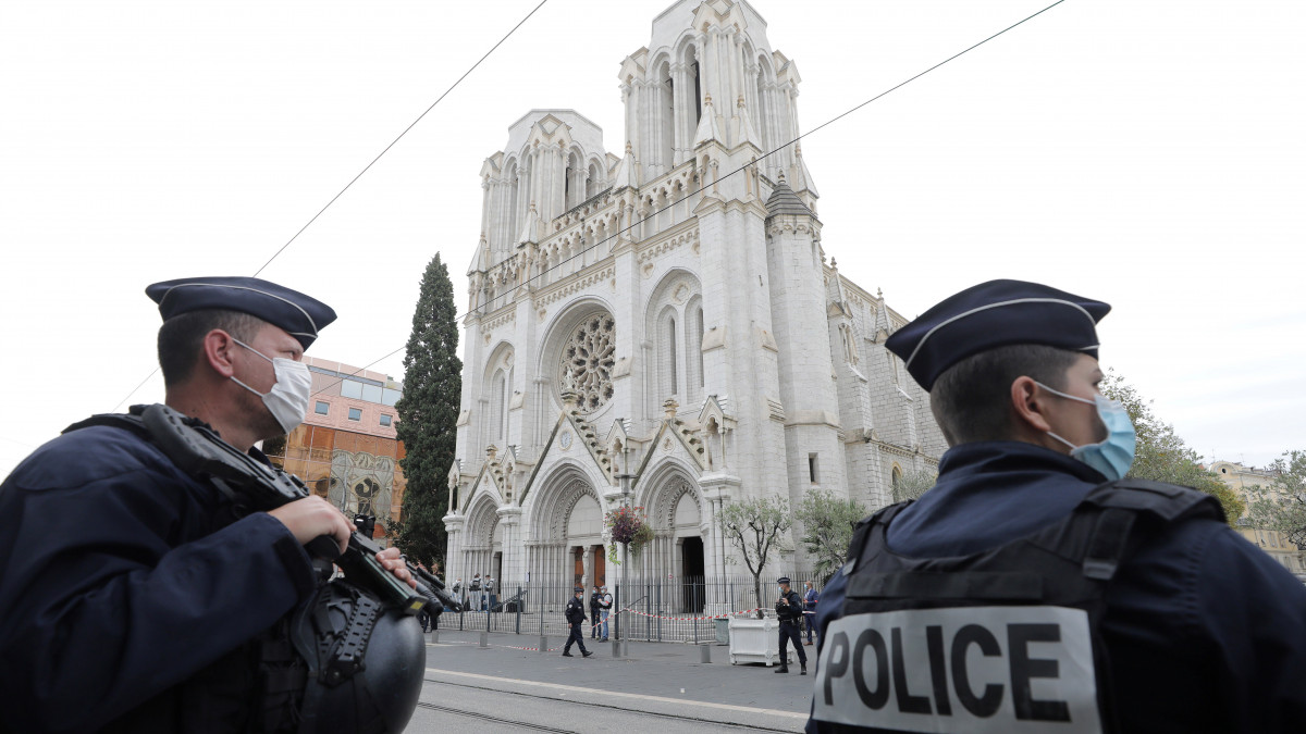 Rendőrök a nizzai Notre-Dame-bazilikánál elkövetett késes támadás helyszínén 2020. október 29-én. Sajtóhírek szerint a támadásban három ember életét vesztette, többen megsebesültek.