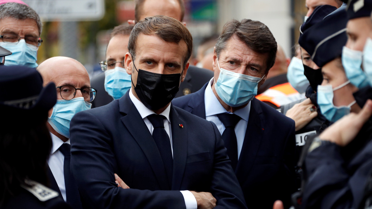 Emmanuel Macron francia elnök (b) és Christian Estrosi, Nizza polgármestere (j) a késes támadás helyszínén, a nizzai Notre-Dame-bazilikánál, ahol egy férfi késsel megölt három embert, egyiküket le is fejezte 2020. október 29-én. Franciaországban a legmagasabb szintre emelték a terrorkészültséget a támadást követően.