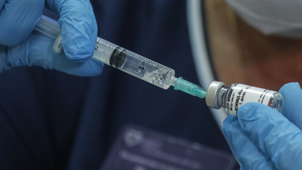 Egészségügyi dolgozó előkészíti a koronavírus (SARS-CoV-2) elleni vakcinát, mielőtt beadná egy önkéntentesnek egy moszkvai kórházban 2020. szeptember 17-én. Az új vakcinát Szputnyik V néven regisztrálták és most kezdik a tömeges tesztelést.