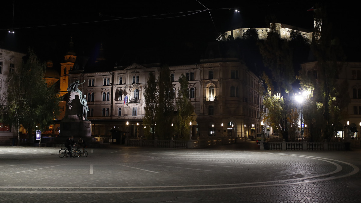 A szlovén főváros, Ljubljana belvárosa 2020. október 20-án. Ettől a naptól kezdve a koronavírus-járvány miatt a szlovén kormány este 9 és reggel 6 óra között éjszakai kijárási tilalmat rendelt el az ország egész területére.