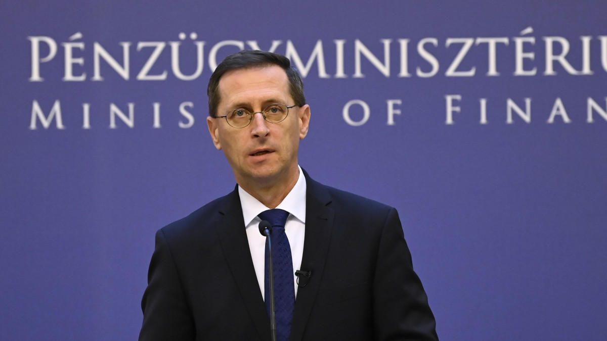 Varga Mihály pénzügyminiszter beszédet mond az öt hazai céggel kötött kutatásfejlesztési támogatási megállapodás aláírása előtt a minisztériumban 2020. október 30-án.