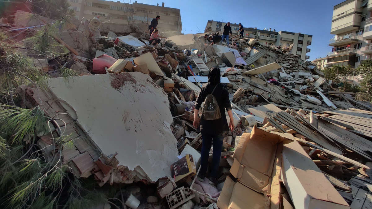 Megrongálódott lakóépületek romjai a nyugat-törökországi Izmirben 2020. október 30-án, miután hetes erősségű földrengés rázta meg az Égei-tenger térségét.