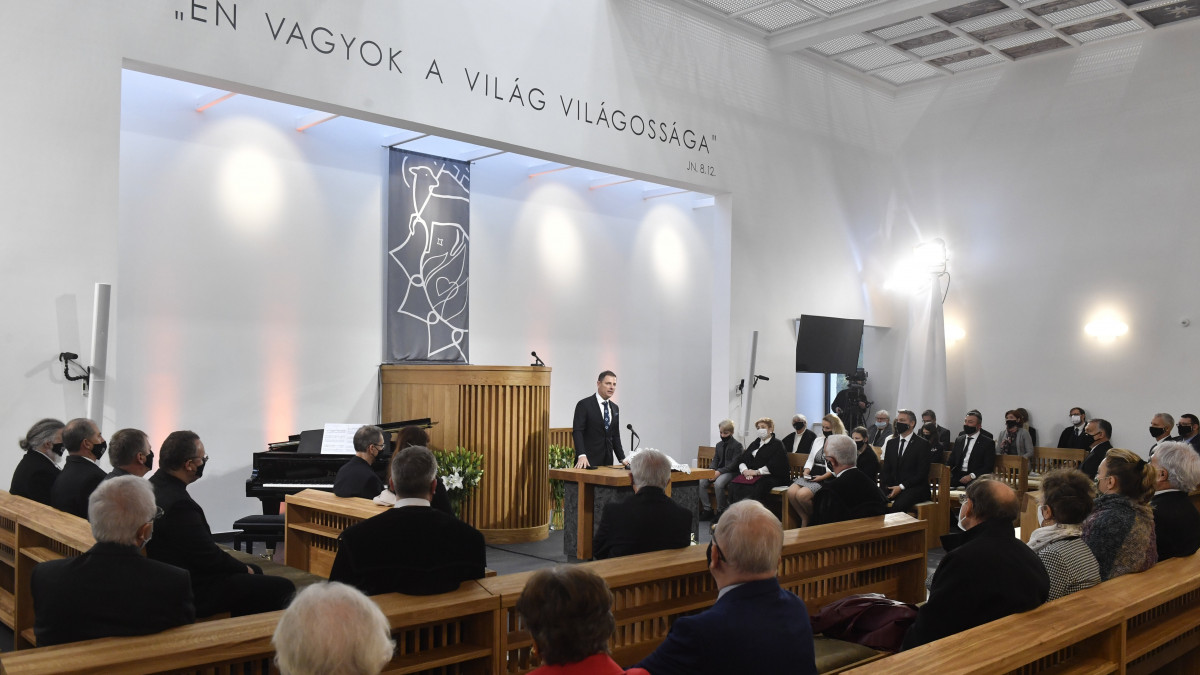 Tuzson Bence, a Miniszterelnöki Kabinetiroda kormányzati államtitkára, a térség fideszes országgyűlési képviselője beszél hálaadó istentiszteleten a csömöri református templomban 2020. október 31-én. A templom felépüléséért tartott istentiszteleten részt vett és beszédet mondott Orbán Viktor miniszterelnök (j5), mellette Soltész Miklós, a Miniszterelnökség egyházi és nemzetiségi kapcsolatokért felelős államtitkára (j2).