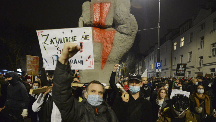 Tizedik napja tüntetnek Lengyelországban az abortusztörvény szigorítása ellen