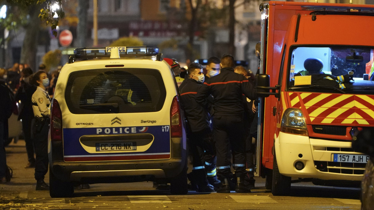 Rendőrök egy görög templom közelében, ahol  rálőttek egy ortodox papra a franciaországi Lyonban 2020. október 31-én. A papot súlyos állapotban kórházba szállították. A támadó elmenekült.