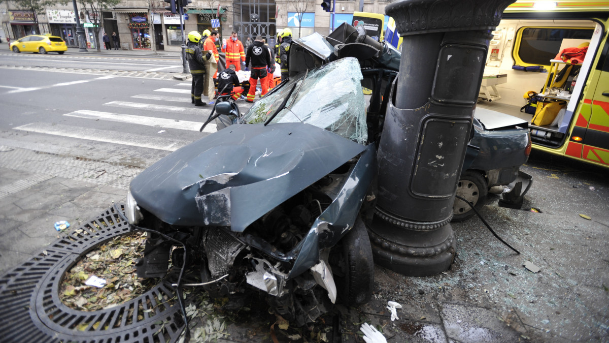 Villanyoszlopnak csapódott, összetört személygépkocsi a Károly körúton 2020. november 1-jén. A balesetben az autót vezető 17 éves fiú a helyszínen életét vesztette, utasát életveszélyes sérülésekkel vitték kórházba.