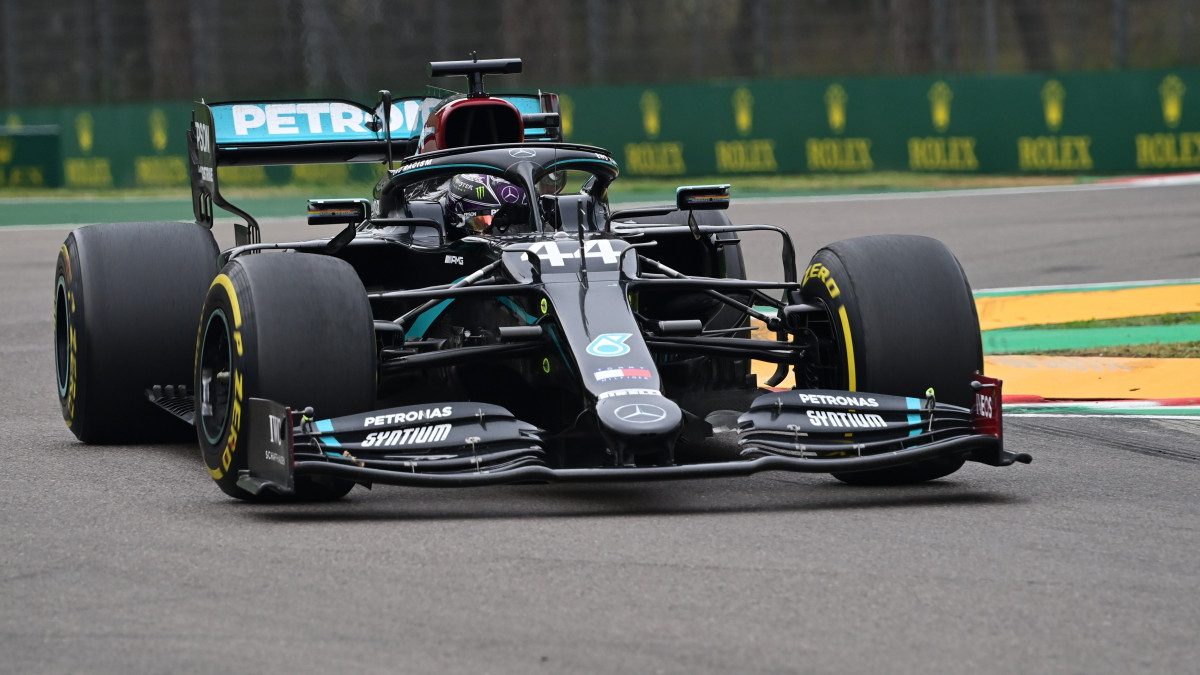 A címvédő és hatszoros világbajnok Lewis Hamilton, a Mercedes brit versenyzője a Forma-1-es autós gyorsasági világbajnokság Emilia Romagna Nagydíján az imolai pályán 2020. november 1-jén.