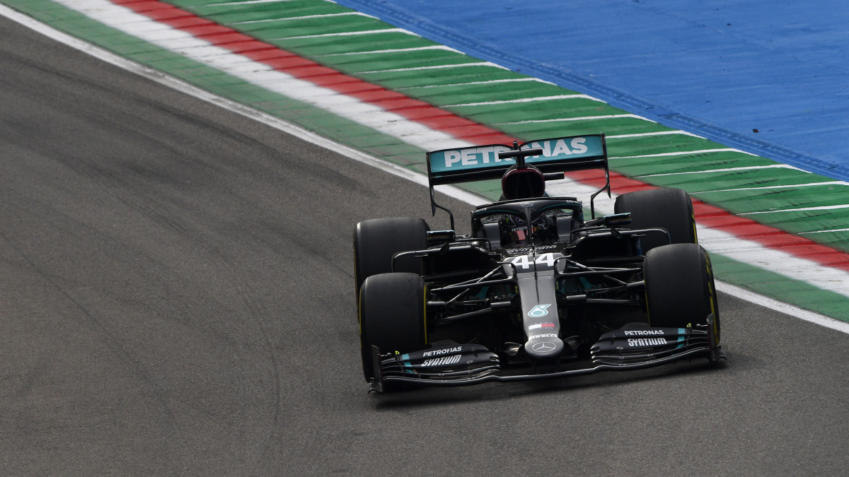 A címvédő és hatszoros világbajnok Lewis Hamilton, a Mercedes brit versenyzője a Forma-1-es autós gyorsasági világbajnokság Emilia Romagna Nagydíján az imolai pályán 2020. november 1-jén. Hamilton az első helyen végzett, a Mercedes csapata megvédte konstruktőri világbajnoki címét.