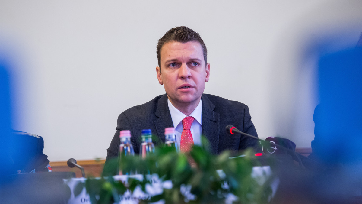 Menczer Tamás, a Külgazdasági és Külügyminisztérium tájékoztatásért és Magyarország nemzetközi megjelenítéséért felelős államtitkára az Országgyűlés honvédelmi és rendészeti bizottságának ülésén, az Országházban 2020. március 11-én.