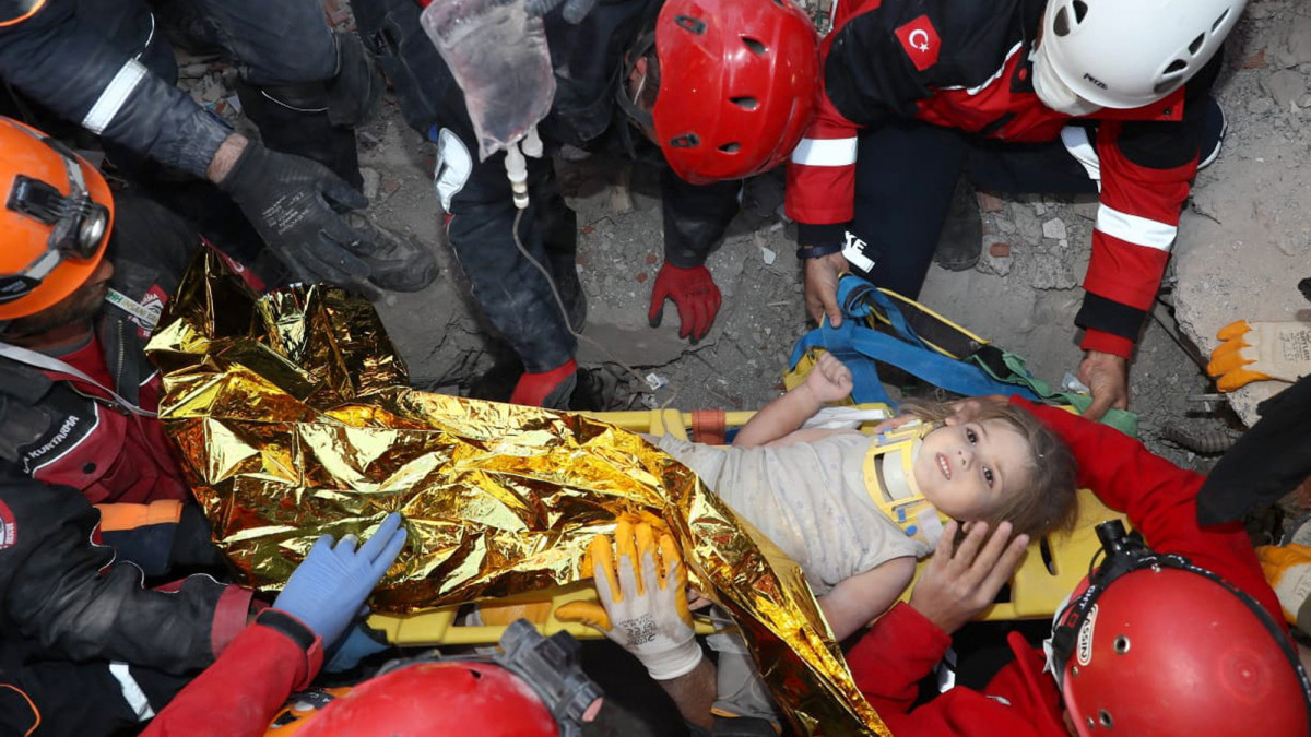 A török állami katasztrófavédelmi szolgálat, az AFAD által közreadott képen a romok alól kimentett négyéves kislányt, Ayda Gezgint viszik hordágyon a törökországi Izmirben 2020. november 3-án, négy nappal az Égei-tenger térségét megrázó, 7-es erősségű földrengés után. A természeti katasztrófában legalább 100-an életüket vesztették a sérültek száma több mint ezer.