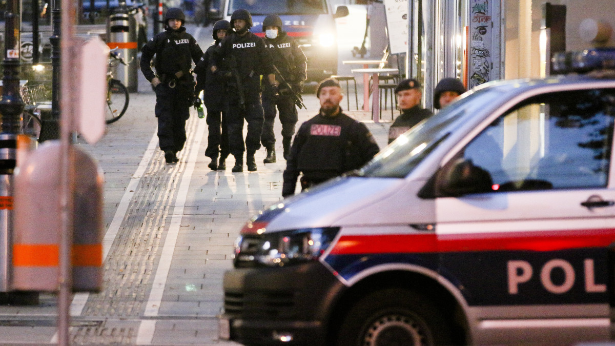 Rendőrök Bécs belvárosában 2020. november 3-án, miután előző este lövöldözés történt a Seitenstettengasse utcai zsinagóga közelében. Az imaházban ekkor nem voltak emberek, így egyelőre nem tudni, hogy ez volt-e a célpont. A merényletnek három ártatlan halálos áldozata van, két arra járó férfi és egy nő. A merénylő, akit a rendőrök lelőttek, az Iszlám Állam nevű terrorszervezet szimpatizánsa volt.