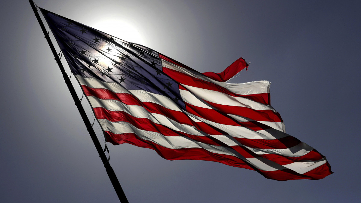 Szakadt szélű amerikai zászló lobog a Florida állambeli Orlandóban 2020. november 2-án, egy nappal az elnökválasztás előtt.