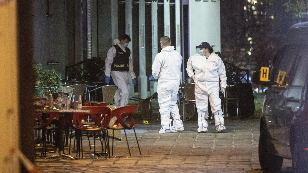 Rendőrök a bécsi Seitenstettengasse utcai zsinagóga közelében 2020. november 3-án. Előző este lövöldözés történt az imaház környékén, ahol ekkor nem voltak emberek, így egyelőre nem tudni, hogy ez volt-e a célpont. A merényletnek három ártatlan halálos áldozata van, két arra járó férfi és egy nő. A merénylő, akit a rendőrök lelőttek, az Iszlám Állam nevű terrorszervezet szimpatizánsa volt.