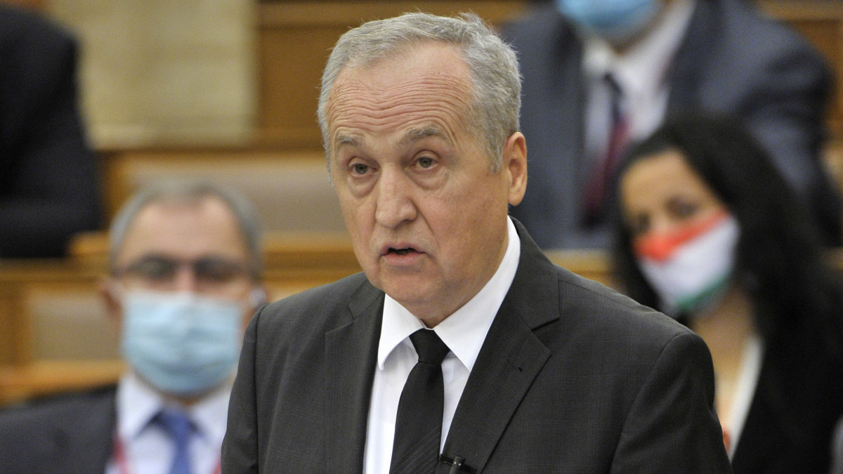 Kontrát Károly, a Belügyminisztérium parlamenti államtitkára napirend előtti felszólalásra válaszol az Országgyűlés plenáris ülésén 2020. november 3-án.