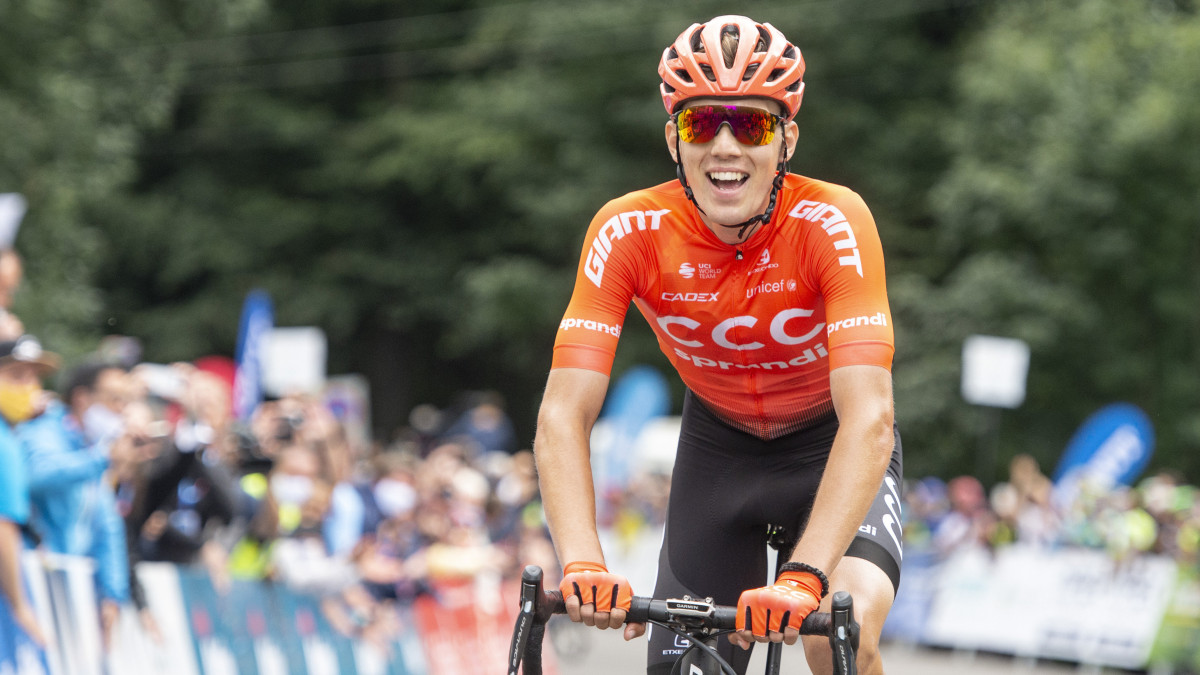 Az összetett- és szakaszgyőztes Valter Attila, a CCC Team versenyzője célba ér a Tour de Hongrie országúti kerékpáros körverseny ötödik, 188 kilométeres MiskolcGyöngyös-Kékestető szakaszán Kékestetőn 2020. szeptember 2-án.