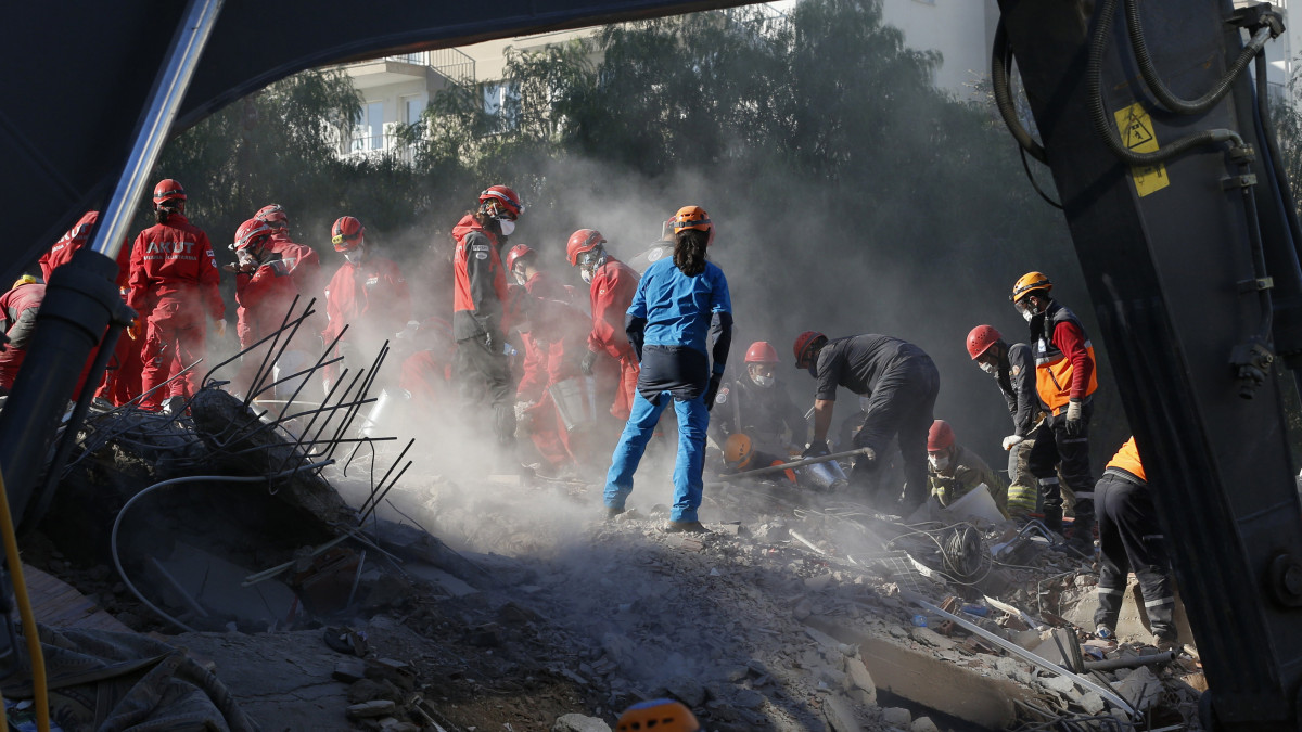 Túlélők után kutatnak a romok között mentők a törökországi Izmirben 2020. november 2-án, három nappal a 7-es erősségű, égei-tengeri földrengés után. A halálos áldozatok száma 81-re nőtt, a sérültek száma több mint ezer.