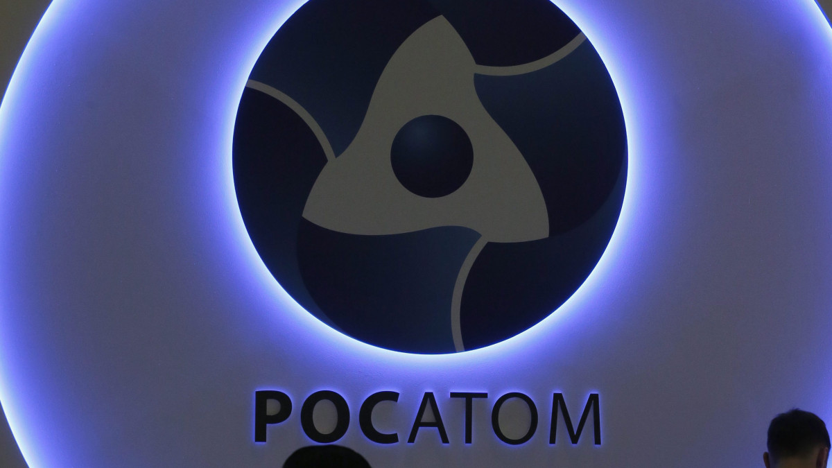 Látogatók a Roszatom orosz állami atomenergetikai konszern standján a 16. Neftegas (Nyeftyegaz) olaj- és gázipari berendezések nemzetközi kiállításán és vásárán Moszkvában 2016. április 18-án. 