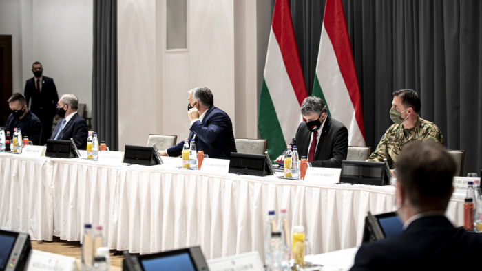 Orbán Viktor a védelmi bizottságok vezetői előtt: nehéz hónapok jönnek