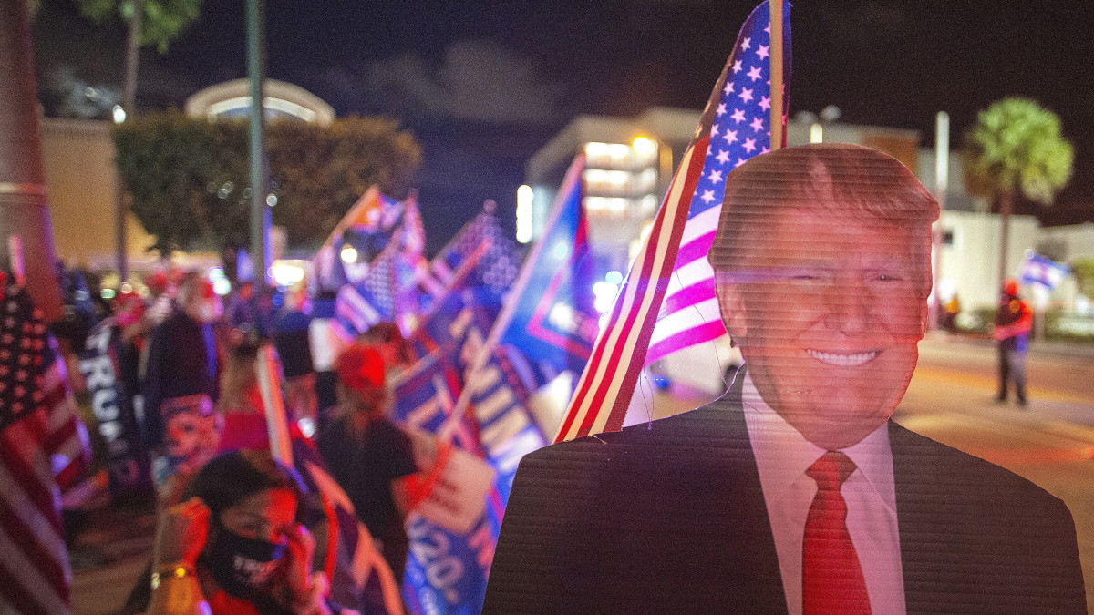 Az újraválasztásáért induló Donald Trump elnököt éltetik támogatói a Florida állambeli Miamiban 2020. november 3-án, az amerikai elnök-, valamint képviselőházi és részleges szenátusi választások estéjén. A kulcsfontosságú ingaállamnak számító Floridában a legfrissebb eredmények szerint Trump áll nyerésre. A voksoláson a hivatalban lévő republikánus elnök, a 74 éves Donald Trump és demokrata párti kihívója, a 77 éves Joe Biden között döntenek a választók.