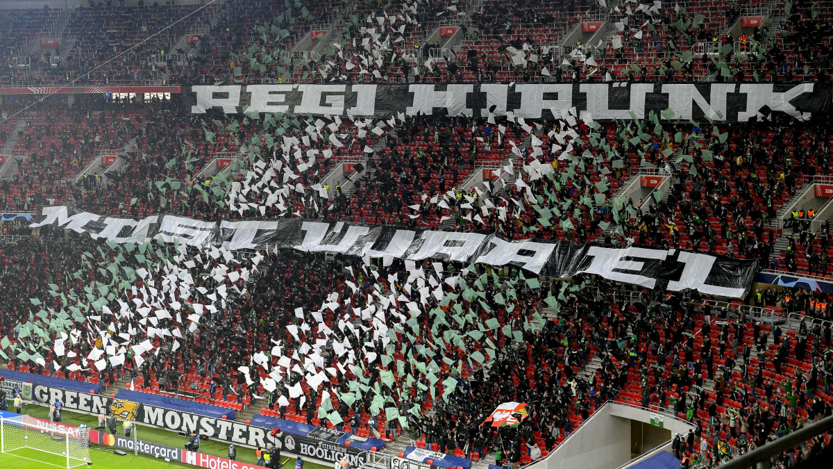 Ferencvárosi szurkolók a labdarúgó Bajnokok Ligája csoportkörének harmadik fordulójában játszott Ferencvárosi TC és az olasz Juventus mérkőzésen a Puskás Arénában 2020. november 4-én.