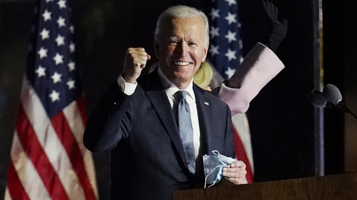 Joe Biden, az amerikai Demokrata Párt elnökjelöltje, volt alelnök támogatói előtt beszél a Delaware állambeli Wilmingtonban az amerikai elnök-, valamint képviselőházi és részleges szenátusi választások után, 2020. november 4-én hajnalban.