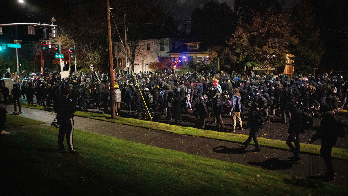 Tüntetők felvonulnak az Orego állambeli Portlandban az amerikai elnök-, valamint képviselőházi és részleges szenátusi választások éjszakáján, 2020. november 3-án.